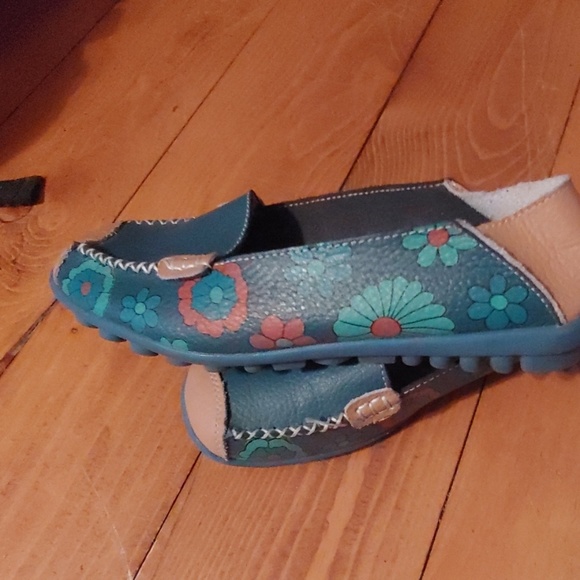 Adorable leather flats! - Picture 2 of 3